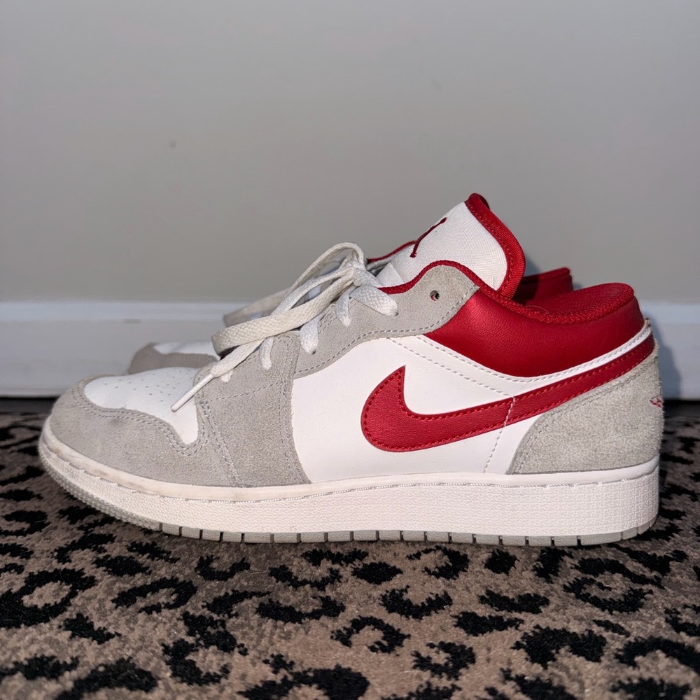 Nike Air Jordan 1 Low SE Sneakers - Picture 2 of 5